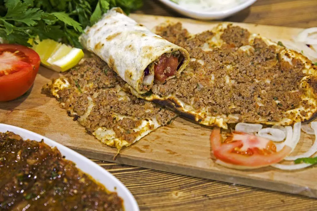 أين تأكل Lahmacun في اسطنبول؟