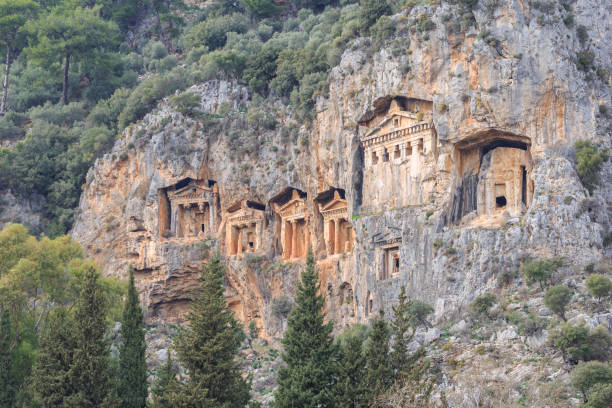 مقابر Lycian الشهيرة في مدينة Caunos القديمة ، داليان ، تركيا.