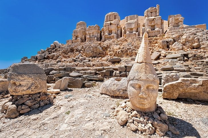 الجواهر الخفية في تركيا - تماثيل رأس حجرية في جبل نمرود في تركيا