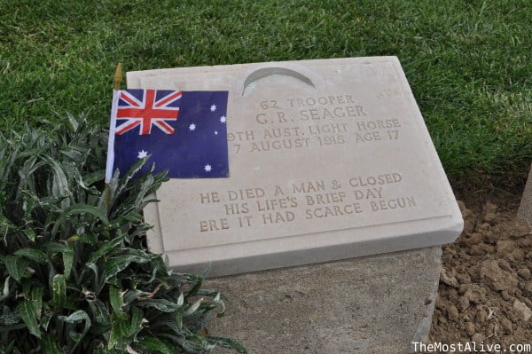 قبر جندي أسترالي يبلغ من العمر 17 عامًا فقط
