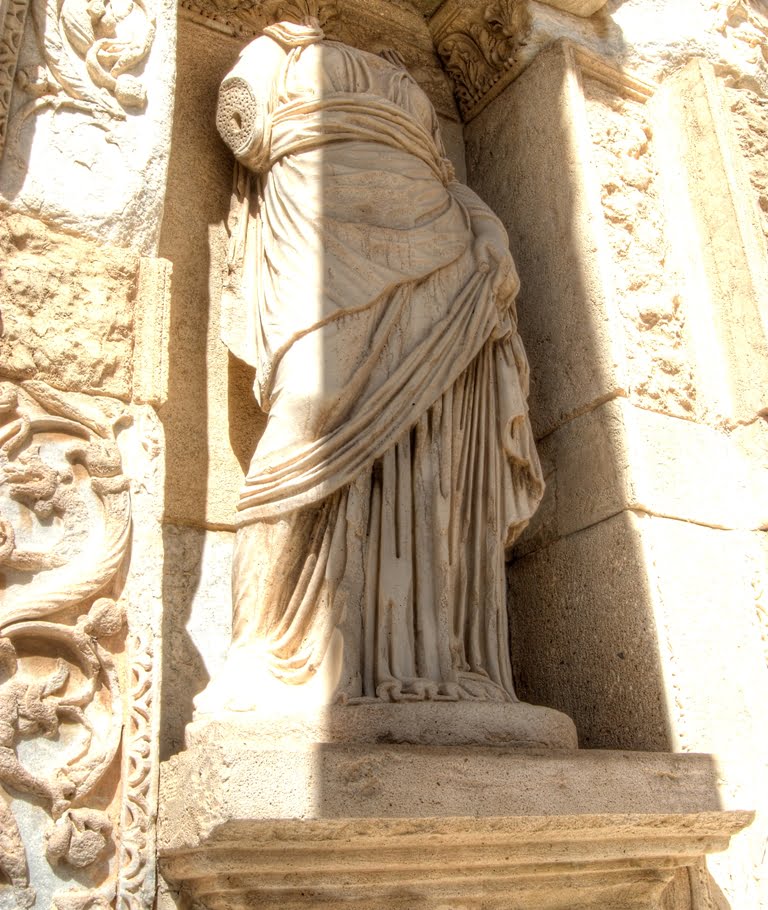 تمثال مكتبة سيلسوس