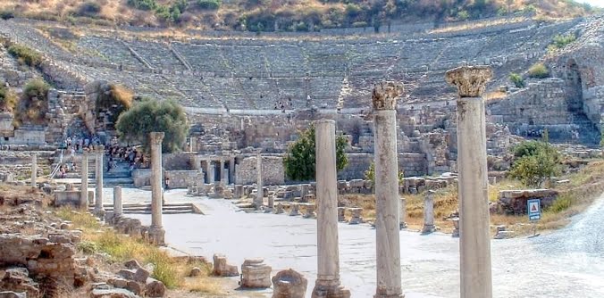 أنقاض المسرح الكبير في مدينة أفسس