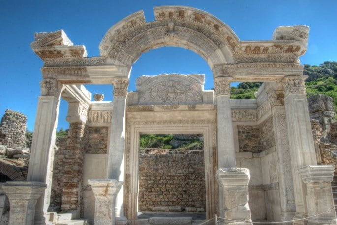 معبد هادريانوس في افسس تركيا